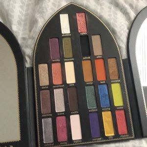 KAT VON D SAINT + SINNER PALETTE LIMITED EDITION